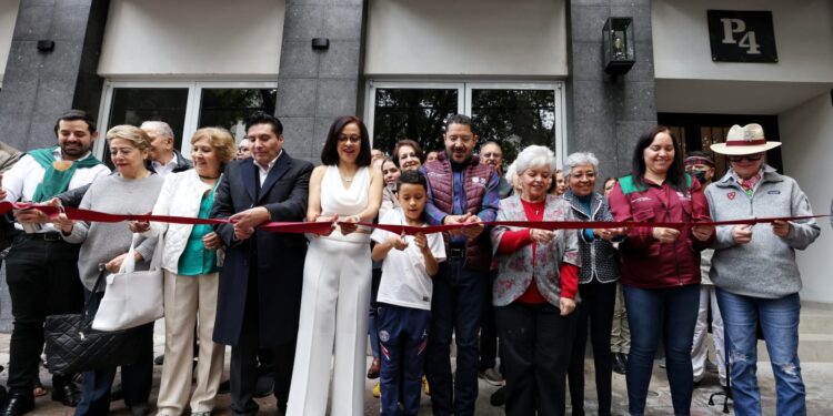 Martí Batres, jefe de Gobierno, aseguró que se tiene un avance de 92 por ciento en la reconstrucción de viviendas dañadas por el sismo de 2017, durante la entrega del Multifamiliar ‘Prosperidad No. 4’, Alcaldía Miguel Hidalgo, que contó con una inversión cercana a los 120 millones de pesos, en beneficio de 21 familias damnificadas. FOTO: GCDMX