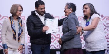 Busca GCDMX que la población de más de 15 años acceda gratuitamente al Programa de Alfabetización para 25 mil personas mayores de 15 años, además de facilitar el término de la educación primaria a 70 mil adultos y la secundaria a 170 mil. FOTO: GCDMX