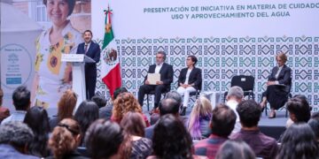 El jefe de Gobierno, Martí Batres entregó mil 700 créditos para el mejoramiento de vivienda en la Ciudad de México e informó que al cierre de su mandato se habrán llevado a cabo 100 mil acciones de vivienda. FOTO: GCDMX
