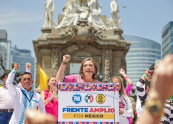 Diputados locales y dirigentes del PAN, PRI, PRD en la CDMX celebraron la unción de Xóchitl Gálvez como coordinadora del Frente Amplio por México (FAM), lo que la hace virtual candidata presidencial, cuyo acto protocolario se realizó en el Ángel de la Independencia, en la capital del país. FOTO: X / Xóchitl Gálvez