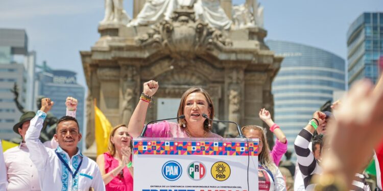 Diputados locales y dirigentes del PAN, PRI, PRD en la CDMX celebraron la unción de Xóchitl Gálvez como coordinadora del Frente Amplio por México (FAM), lo que la hace virtual candidata presidencial, cuyo acto protocolario se realizó en el Ángel de la Independencia, en la capital del país. FOTO: X / Xóchitl Gálvez