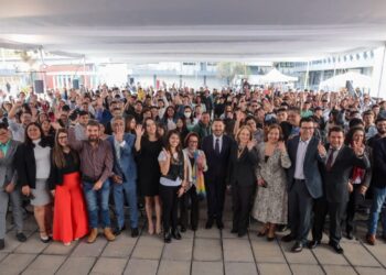 Martí Batres, jefe de Gobierno, encabezó la ceremonia de inicio del Ciclo Escolar 2023-II de la Universidad Rosario Castellanos (URC), en el Campus Gustavo A. Madero, donde ante la comunidad estudiantil y docente, señaló que esta institución académica, se consolida como un modelo educativo de calidad.