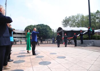 En el marco del CCXIII Aniversario de la Independencia de México, el alcalde Santiago Taboada encabezó el izamiento de Bandera en la explanada de la Alcaldía Benito Juárez. FOTO: X / Alcaldía Benito Juárez