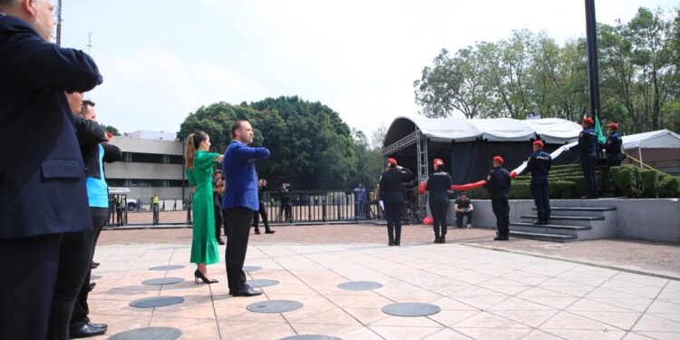 En el marco del CCXIII Aniversario de la Independencia de México, el alcalde Santiago Taboada encabezó el izamiento de Bandera en la explanada de la Alcaldía Benito Juárez. FOTO: X / Alcaldía Benito Juárez
