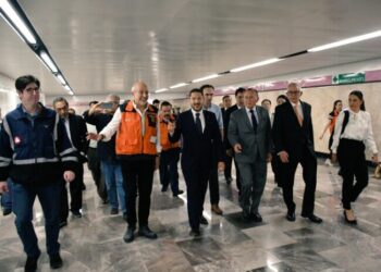 Realiza Batres recorrido para pruebas de pilotaje automático en L-1