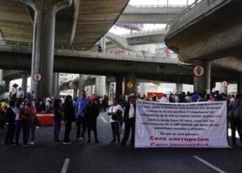 Manifestantes de R-100 protestan frente a CNDH