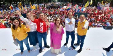 Recibe Xóchitl Gálvez constancia como representante del FAM