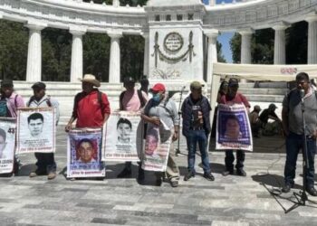 Se manifiestan en CDMX padres de los 43 normalistas