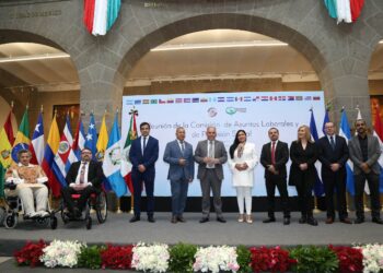 En la instalación de la Comisión de Asuntos Laborales y de Previsión Social del Parlamento Latinoamericano, la presidenta del Senado, Ana Lilia Rivera Rivera, hizo un llamado para construir leyes marco en la región que atiendan el empleo informal que se genera por la migración irregular.  FOTO: Senado