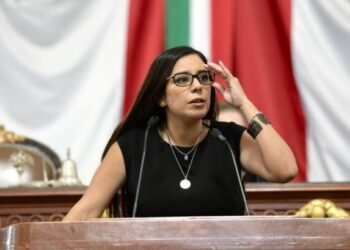 Si no están haciendo nada malo, como para qué los integrantes del Consejo Judicial Ciudadano se escondieron de la gente para sesionar y aprobar en lo oscurito su decisión de solicitarle al jefe de Gobierno de la Ciudad de México, Martí Batres, la ratificación por cuatro años más de Ernestina Godoy. FOTO: X / Luisa Gutiérrez