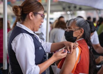 Finalmente, el jefe de Gobierno, Martí Batres, no puso el buen ejemplo a la población de inocularse contra el covid 19 con el fármaco Abdala, producido en Cuba. FOTO: GCDMX