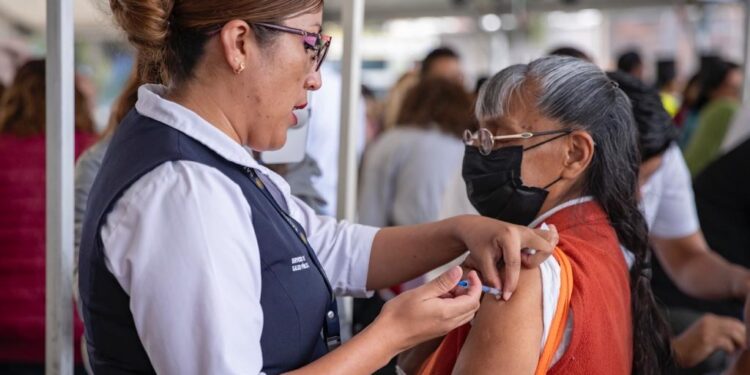 Finalmente, el jefe de Gobierno, Martí Batres, no puso el buen ejemplo a la población de inocularse contra el covid 19 con el fármaco Abdala, producido en Cuba. FOTO: GCDMX