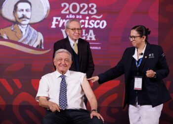 Martí Batres, jefe de Gobierno, sigue sin poner el ejemplo, a pesar de que su jefe político, el presidente López Obrador ya lo hizo: el martes aceptó ser inoculado con la vacuna cubana Abdala, contra el covid 19. FOTO: Presidencia