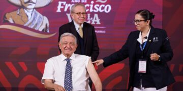 Martí Batres, jefe de Gobierno, sigue sin poner el ejemplo, a pesar de que su jefe político, el presidente López Obrador ya lo hizo: el martes aceptó ser inoculado con la vacuna cubana Abdala, contra el covid 19. FOTO: Presidencia