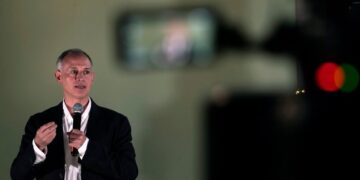 Aunque diga que no, sin duda algo debe andar mal con la consciencia de Hugo López Gatell, conocido popularmente como el “doctor muerte”, porque en la opinión pública se ha considerado mayoritariamente que fue pésima su actuación como coordinador de las acciones gubernamentales para enfrentar la crisis de la pandemia por covid 19. FOTO: X / Gatell