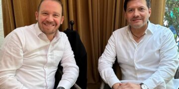 El encuentro entre el perredista Víctor Hugo Lobo y el panista Santiago Taboada, a unos cuantos días de que se definan las reglas para elegir al candidato del Frente Amplio por México a la Jefatura de Gobierno deja dos mensajes políticos importantes. FOTO: X / Taboada