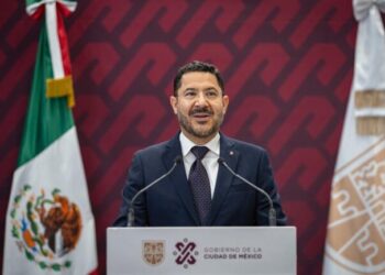 Pide Batres abrir debate sobre  la peatonalización del Zócalo