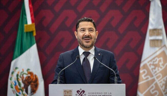 Pide Batres abrir debate sobre  la peatonalización del Zócalo