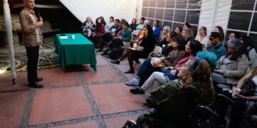 Esa “asamblea informativa” fue una farsa. Gatell difundió un tuit en su cuenta de X, en el que pretende hacer creer que convocó a multitudes, y cuando mucho había 25 personas. FOTO: X / López Gatell