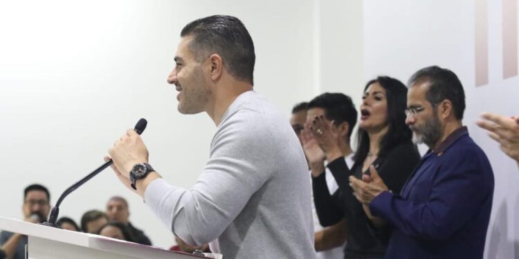 Desde que estallaron los ‘videoescándalos’ en abril de 2004, en que el falso empresario Carlos Ahumada lo exhibió recibiendo fajos de dinero, Bejarano había operado en la sombra, en lo oscurito, en las cañerías, como es su especialidad. Pero el domingo Omar García Harfuch, el candidato a la Jefatura de Gobierno de la candidata presidencial, decidió redimirlo en público. FOTO: Campaña Harfuch