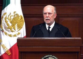 Pero el más ‘desobediente’ quizá resultó ser el ministro Juan Luis González Alcántara, por lo cual ayer se llevó fuertes criticas presidenciales en la mañanera, tras su ‘atrevimiento’ de salir a manifestarse el domingo contra la desaparición de 13 fideicomisos del Poder Judicial Federal. FOTO: Archivo SCJN