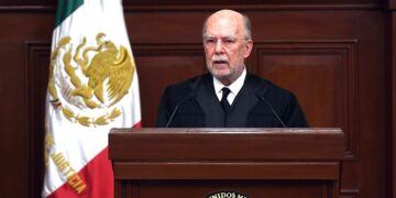 Pero el más ‘desobediente’ quizá resultó ser el ministro Juan Luis González Alcántara, por lo cual ayer se llevó fuertes criticas presidenciales en la mañanera, tras su ‘atrevimiento’ de salir a manifestarse el domingo contra la desaparición de 13 fideicomisos del Poder Judicial Federal. FOTO: Archivo SCJN