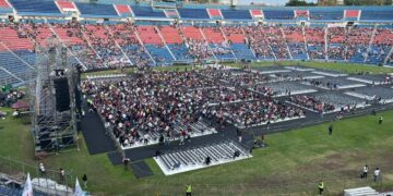 La crisis por la que atraviesa Morena en la Ciudad de México ya escaló a nivel nacional, porque afectó de manera directa a la virtual candidata presidencial, Claudia Sheinbaum. Ese sisma en el partido gobernante podría llamarse el ‘efecto Harfuch’. FOTO: @kenialopezr