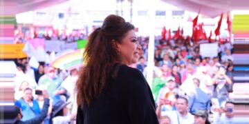 Entre los grupos duros, los originales, los fundadores de Morena tienen dos convicciones. La primera: que como van hoy, ya perdieron la Ciudad de México; la segunda: para recuperarla, ven en Iztapalapa el bastión que por tercera vez va a salvar el movimiento de Andrés Manuel López Obrador, como en el 2000 y 2009. FOTO: X / Clara Brugada