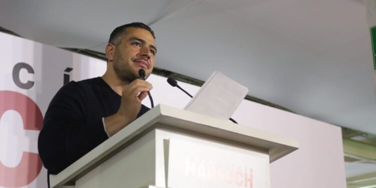 El viernes, Omar García Harfuch tuvo que cancelar un “encuentro con militantes y simpatizantes” en San Juan Tlihuaca, Azcapotzalco, para el cual habían convocado a periodistas. Según algunos legisladores de Morena, el evento lo tuvo que suspender porque no las trae todas consigo en las bases del partido. FOTO: Campaña Harfuch