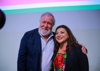 El subsecretario de Gobernación y ex jefe de Gobierno del Distrito Federal, Alejandro Encinas, anunció este lunes su respaldo a las aspiraciones de Clara Brugada por la candidatura a la Jefatura de Gobierno de la capital del país, al reunirse con ella, durante el encuentro con los Constituyentes de 2017 en el Museo Memoria y Tolerancia. FOTO: campaña Clara Brugada