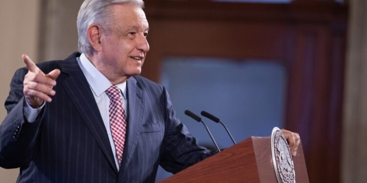 Pues el presidente cumplió su amenaza y mando un paquete de 20 iniciativas de reforma constitucional a la Cámara de Diputados. En su discurso, nuevamente se plasma la polarización que lo ha caracterizado desde que inició su gobierno, comparando y encumbrando a Miguel Hidalgo y a José María Morelos y culpando a Agustín de Iturbide de todas las culpas del pasado y echando culpas a los oligarcas realistas y a los neoliberales, pasando por los neoporfiristas. FOTO: Archivo CDMX