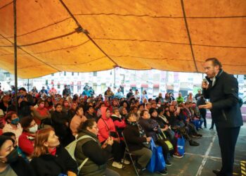 El aspirante a la candidatura de la oposición para la Jefatura de Gobierno, Santiago Taboada se reunió con vecinos de la Alcaldía Iztapalapa para dialogar sobre los temas que deben ser atendidos en la colonia Reforma Política. FOTO: X / Taboada