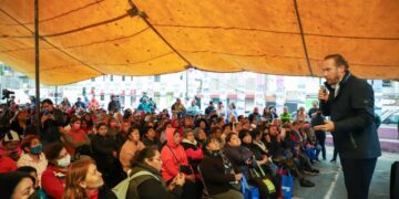 El aspirante a la candidatura de la oposición para la Jefatura de Gobierno, Santiago Taboada se reunió con vecinos de la Alcaldía Iztapalapa para dialogar sobre los temas que deben ser atendidos en la colonia Reforma Política. FOTO: X / Taboada