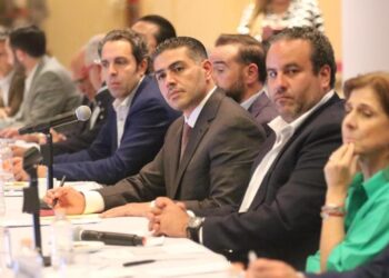 En un encuentro privado con desarrolladores inmobiliarios, el aspirante a la candidatura de Morena a la Jefatura de Gobierno Omar García Harfuch dijo que la Ciudad de México “está lista” para ser un “referente internacional” de vivienda moderna, accesible y que mejore la calidad de vida de las personas. FOTO: Campaña Harfuch