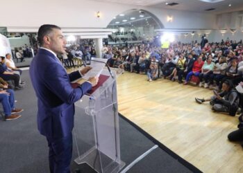 El aspirante a la candidatura de Morena para la Jefatura de Gobierno Omar García Harfuch exhortó a los ciudadanos presentes en la asamblea informativa realizada en Iztacalco este martes a defender la democracia y la voz de las mujeres y hombres que tienen puestas sus esperanzas en esta segunda etapa de transformación. FOTO: Campaña Harfuch