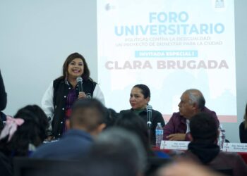 Clara Brugada, aspirante a la candidatura de Morena para la jefatura de Gobierno participó este martes en un foro universitario en la UAM Azcapotzalco, donde compartió la experiencia de gobierno al frente de la Alcaldía Iztapalapa, con políticas públicas de combate a las desigualdades. FOTO: Campaña Brugada