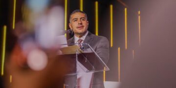 Durante un encuentro con trabajadores de la educación en la Ciudad de México, Omar García Harfuch aspirante a la candidatura de Morena para la Jefatura de Gobierno reconoció la labor del magisterio y destacó que la educación es “el corazón de la transformación en nuestro país y en nuestra Ciudad”. FOTO: Campaña Harfuch