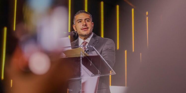 Durante un encuentro con trabajadores de la educación en la Ciudad de México, Omar García Harfuch aspirante a la candidatura de Morena para la Jefatura de Gobierno reconoció la labor del magisterio y destacó que la educación es “el corazón de la transformación en nuestro país y en nuestra Ciudad”. FOTO: Campaña Harfuch