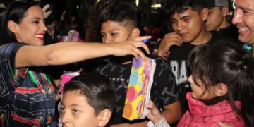 En su segundo día de licencia y del arranque de sus recorridos por la Ciudad de México, Sandra Cuevas se metió en temas judiciales y presentó una denuncia de hechos ante la Fiscalía General de Justicia de la Ciudad de México (FGJCDMX) por los delitos de “secuestro exprés”, “daño a la propiedad”, “robo con violencia”, “lesiones” y “abuso de autoridad” por las presuntas agresiones en su contra en la Central de Abasto (CEDA). FOTO: X / Sandra Cuevas