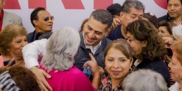 Al participar en un encuentro con personas adultas mayores, Omar García Harfuch, aspirante de Morena a la candidatura para la Jefatura de Gobierno destacó su aportación en la construcción de la democracia y el proyecto de transformación encabezado por el presidente López Obrador. FOTO: Campaña Harfuch