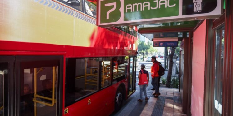 El jefe de Gobierno Martí Batres renombró la estación de la Línea 7 del Metrobús “Amajac”, que anteriormente se llamaba “Glorieta de Colón”, con la idea de transformar el significado de símbolos coloniales y reivindicar la memoria histórica de las comunidades indígenas de la Ciudad de México. FOTO: GCDMX