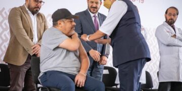Sin aplicarse la vacuna en público, el jefe de Gobierno, Martí Batres Guadarrama, encabezó el arranque de la Campaña Nacional de Vacunación contra Influenza y COVID-19 para la Temporada Invernal 2023-2024 en la Ciudad de México. FOTO: GCDMX