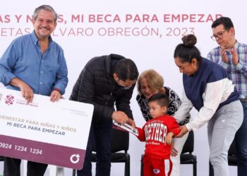 Este fin de semana, el jefe de Gobierno de la Ciudad de México, Martí Batres entregó escrituras a familias y tarjetas de los programas educativos de la capital del país, para habitantes de la Alcaldía Álvaro Obregón, la tercera más poblada de la Ciudad de México. FOTO: GCDMX
