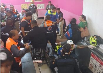 Este martes, se registró un accidente en la estación Polanco de la Línea 7 del Metro en unas de las escaleras eléctricas, lo que ocasionó siete personas lesionadas, que de inmediato fueron atendidas por los servicios de emergencia. FOTO: @MiguelPenaflor