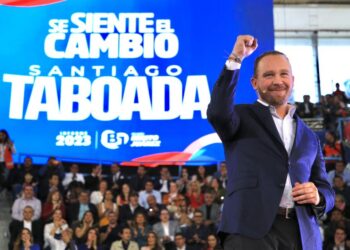 El mensaje político fue muy claro: Santiago Taboada entró al recinto donde rindió su quinto informe de gobierno junto a la virtual candidata presidencial del Frente Amplio por México, Xóchitl Gálvez, quien más tarde expresaría que el alcalde de Benito Juárez es la mejor carta que tienen para la Jefatura de Gobierno de la Ciudad de México. FOTO: Alcaldía BJ