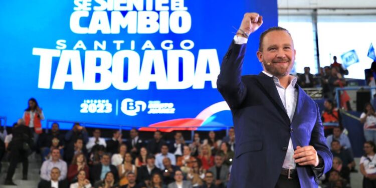 El mensaje político fue muy claro: Santiago Taboada entró al recinto donde rindió su quinto informe de gobierno junto a la virtual candidata presidencial del Frente Amplio por México, Xóchitl Gálvez, quien más tarde expresaría que el alcalde de Benito Juárez es la mejor carta que tienen para la Jefatura de Gobierno de la Ciudad de México. FOTO: Alcaldía BJ