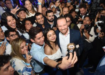 El alcalde de Benito Juárez, Santiago Taboada, anunció que va a solicitar licencia a su cargo a partir del 20 de octubre, para buscar la candidatura del Frente Amplio por México a la Jefatura de Gobierno de la CDMX, que agrupa al PAN, PRI y PRD, y un muy amplio sector ciudadano, aglutinado en el Frente Cívico Nacional. FOTO: X / Taboada