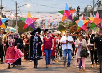 La alumbrada de Mixquic, la cual se ha convertido en un evento mundialmente conocido y al que asisten turistas de todas las nacionalidades, reportó de igual forma saldo blanco. FOTO: Alcaldía Tláhuac.