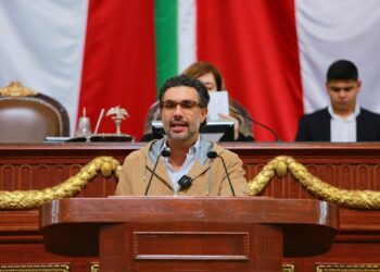 Tal parece que el propio Omar García Harfuch ya le dijo o le mandó a decir al diputado y líder del PVEM en la CDMX, Jesús Sesma, esa máxima de “no me ayudes compadre”. Y es que metió en un nuevo lío al aspirante morenista, con eso de que declaró que los verdes van a formar parte de la coalición al gobierno de la Ciudad de México sólo si Harfuch es el candidato. FOTO: X / Jesús Sesma