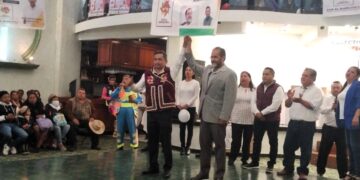 El sábado temprano, mientras unos celebraban y otros tristeaban, René Bejarano encabezó una reunión con más de mil militantes del partido y de su movimiento, para expresar su apoyo a Carlos Ramírez Zambrano, como su propuesta para que sea candidato al Distrito local 25, con cabecera en Xochimilco. FOTO: Especial / CDMX Magacín